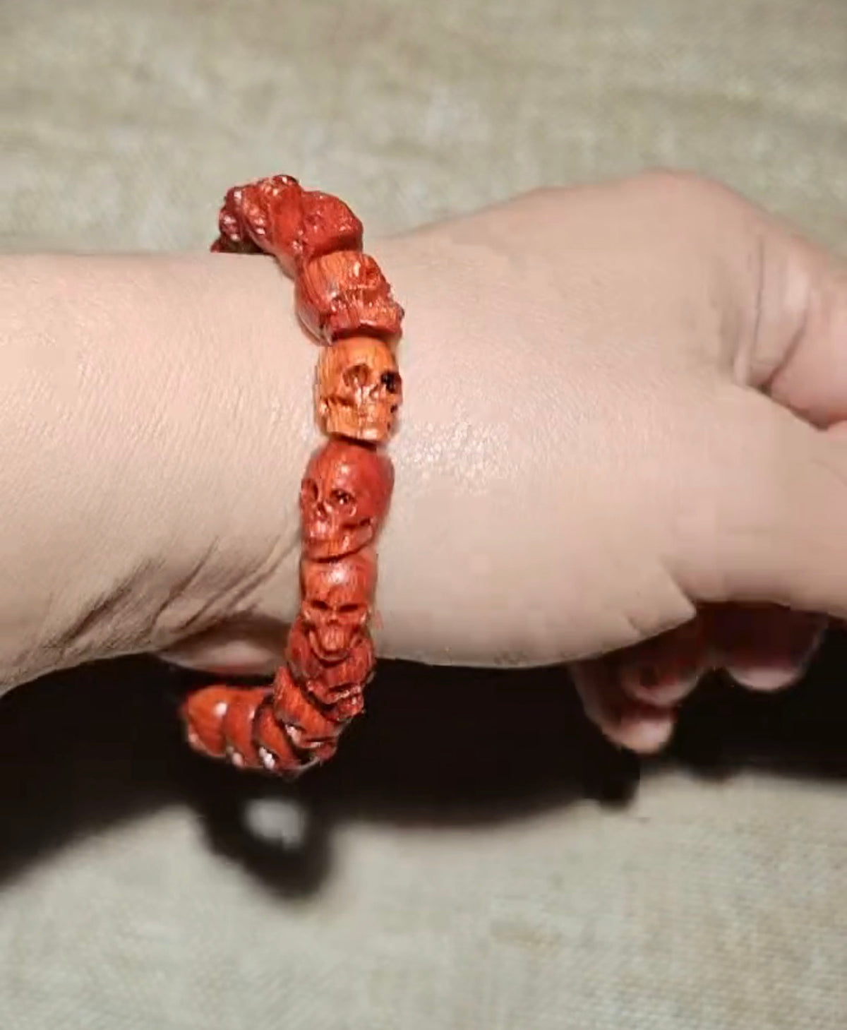 Bracelet Mala crânes santal rouge