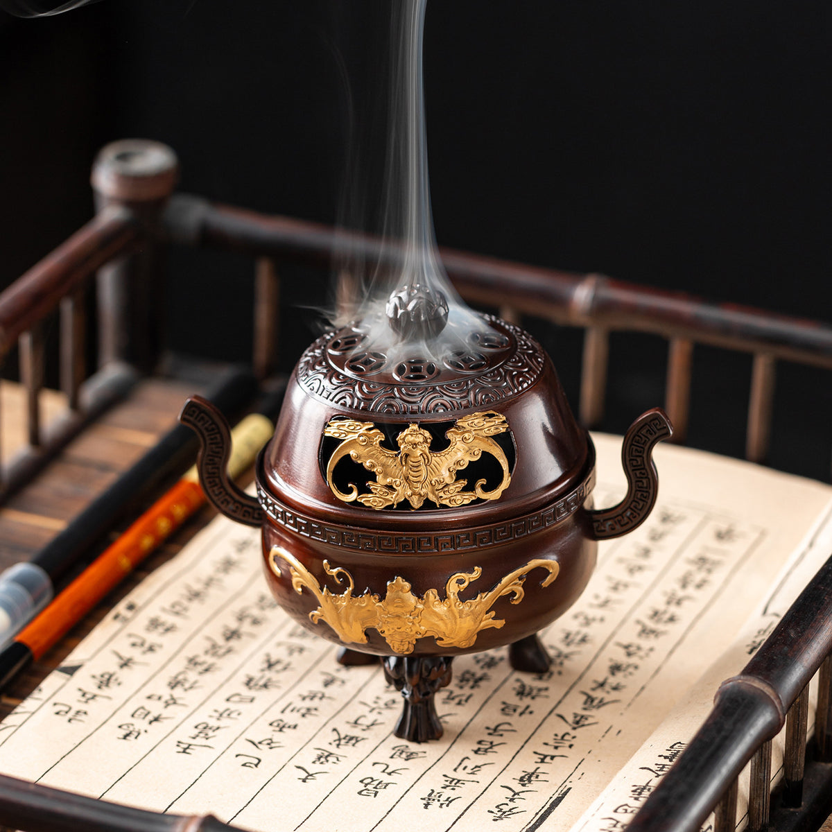 Ding-Räuchergefäße mit Fledermaus und Fabeltieren