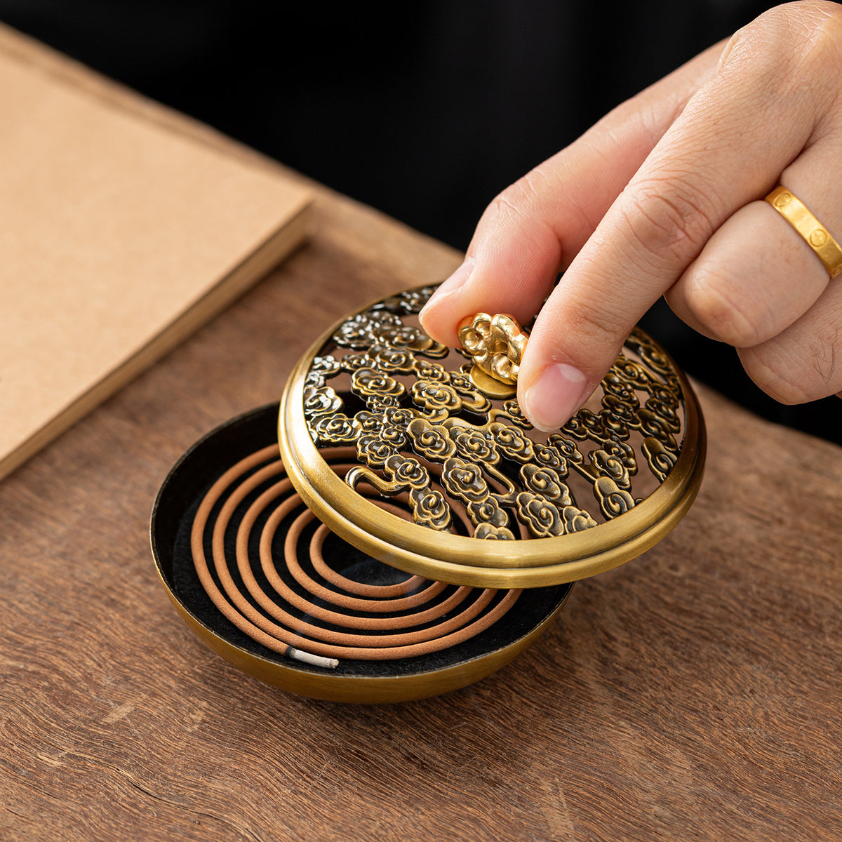 Ruyi auspicious cloud cover incense burner 4 o'clock sandalwood burner household indoor agarwood wormwood osmanthus aromatherapy burner hollow incense burner