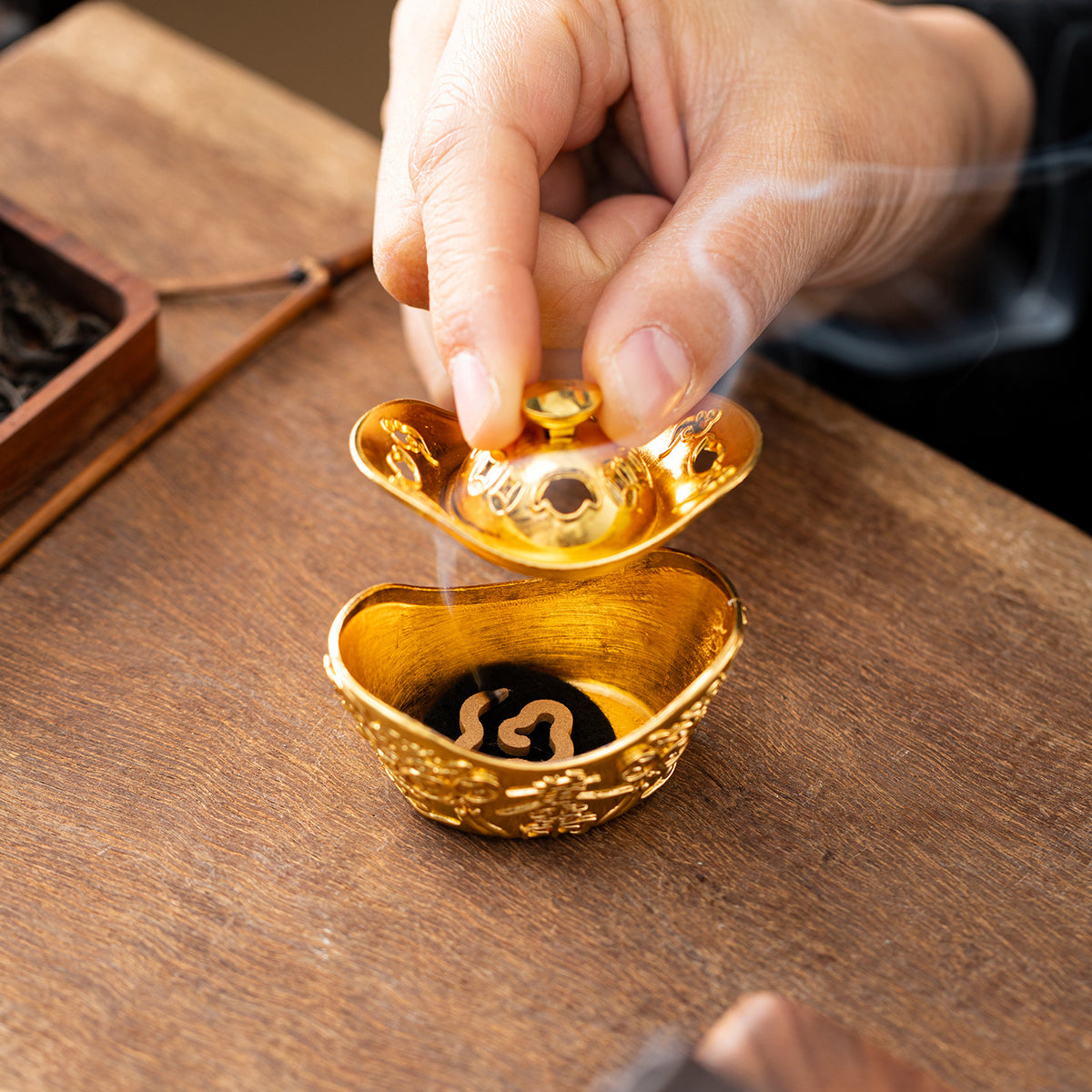 Explosive gold ingot daily bucket aromatherapy burner small auspicious cloud disk incense burner household Buddha aromatherapy incense burner tea ceremony ornament