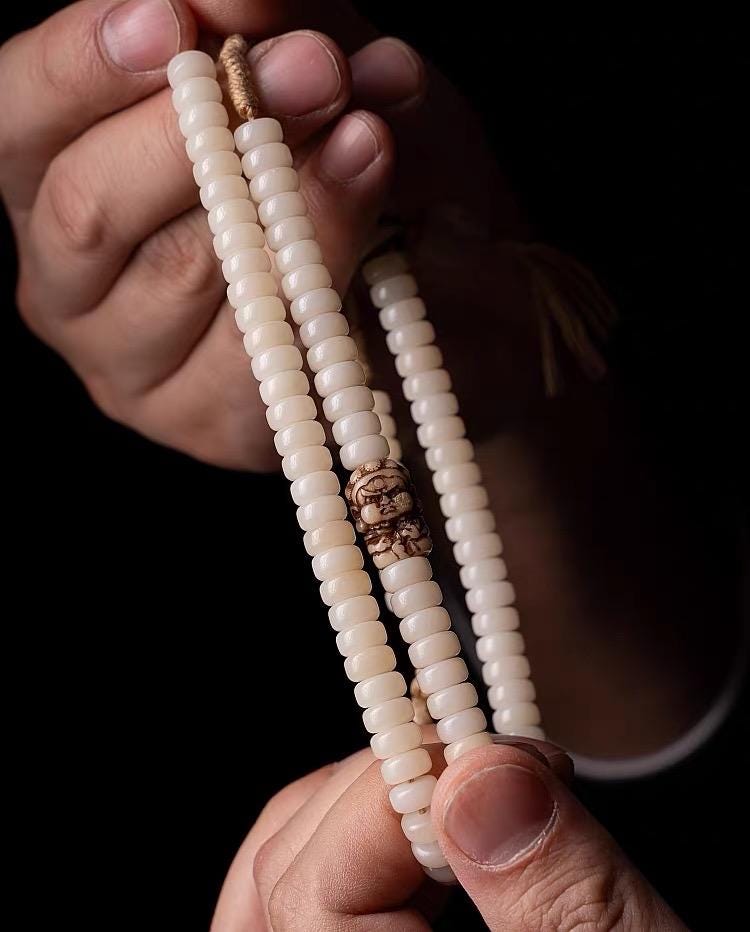 EverestArtStudios – 108 Bead Tibetan Prayer Bracelet – White Jade Bodhi Seed Mala