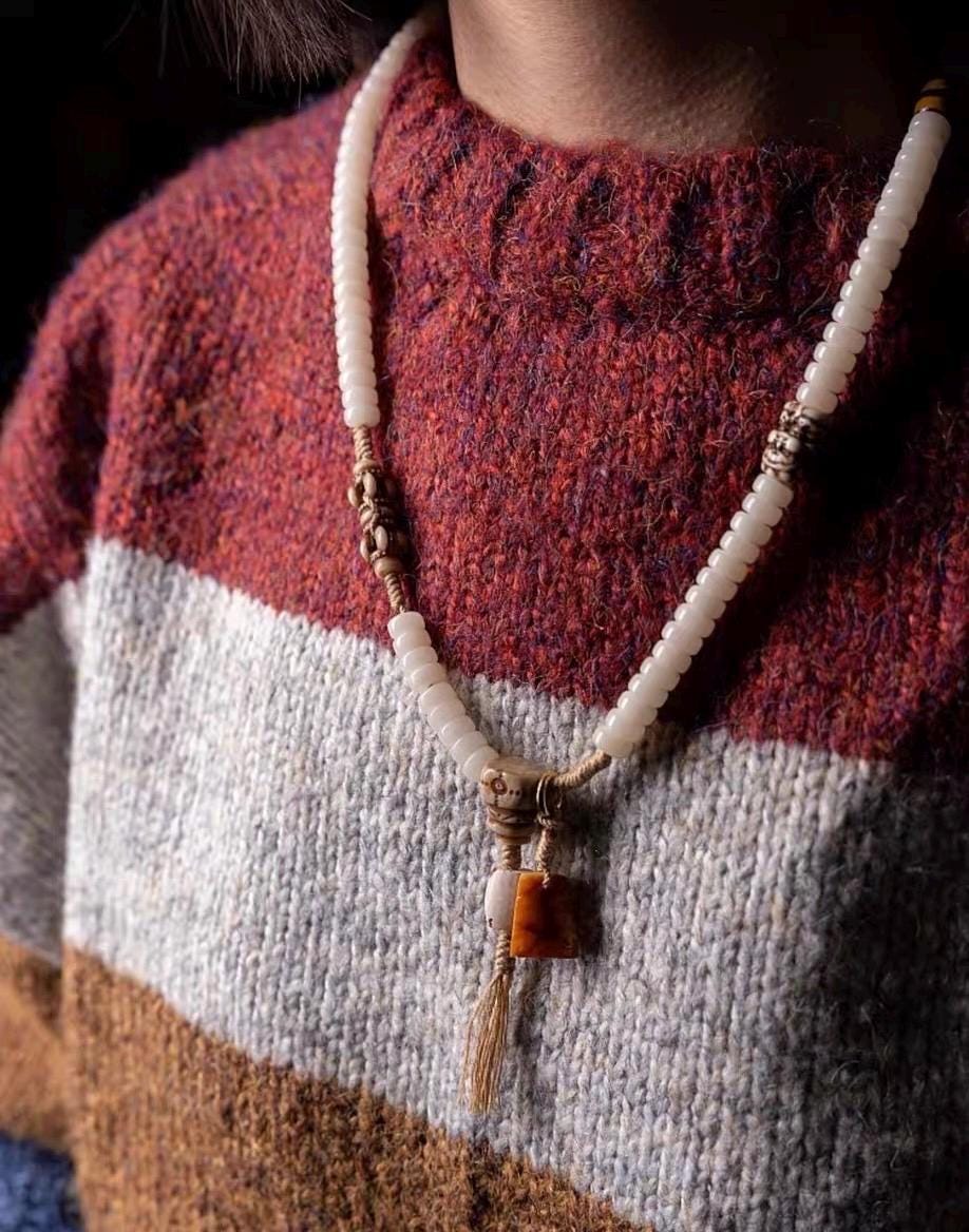 EverestArtStudios – 108 Bead Tibetan Prayer Bracelet – White Jade Bodhi Seed Mala