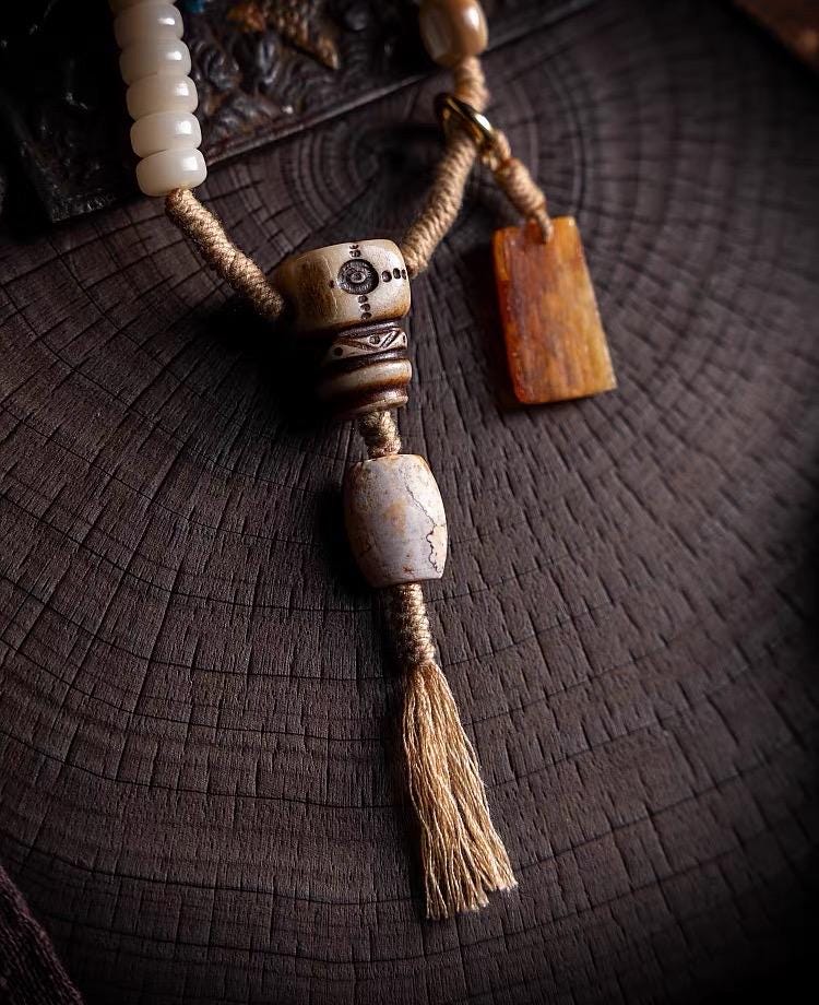 EverestArtStudios – 108 Bead Tibetan Prayer Bracelet – White Jade Bodhi Seed Mala