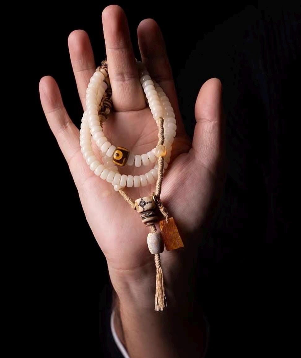 EverestArtStudios – 108 Bead Tibetan Prayer Bracelet – White Jade Bodhi Seed Mala