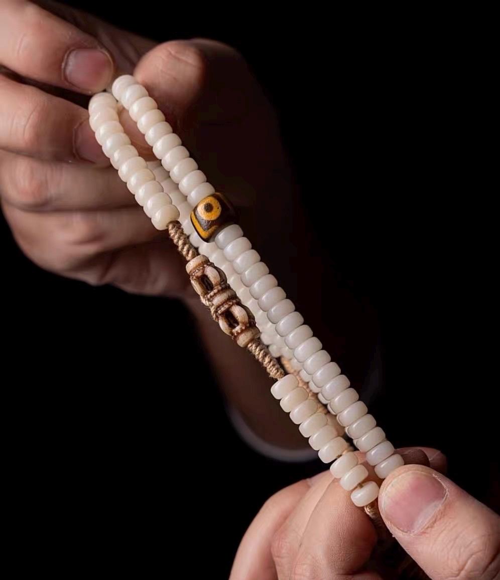 EverestArtStudios – 108 Bead Tibetan Prayer Bracelet – White Jade Bodhi Seed Mala