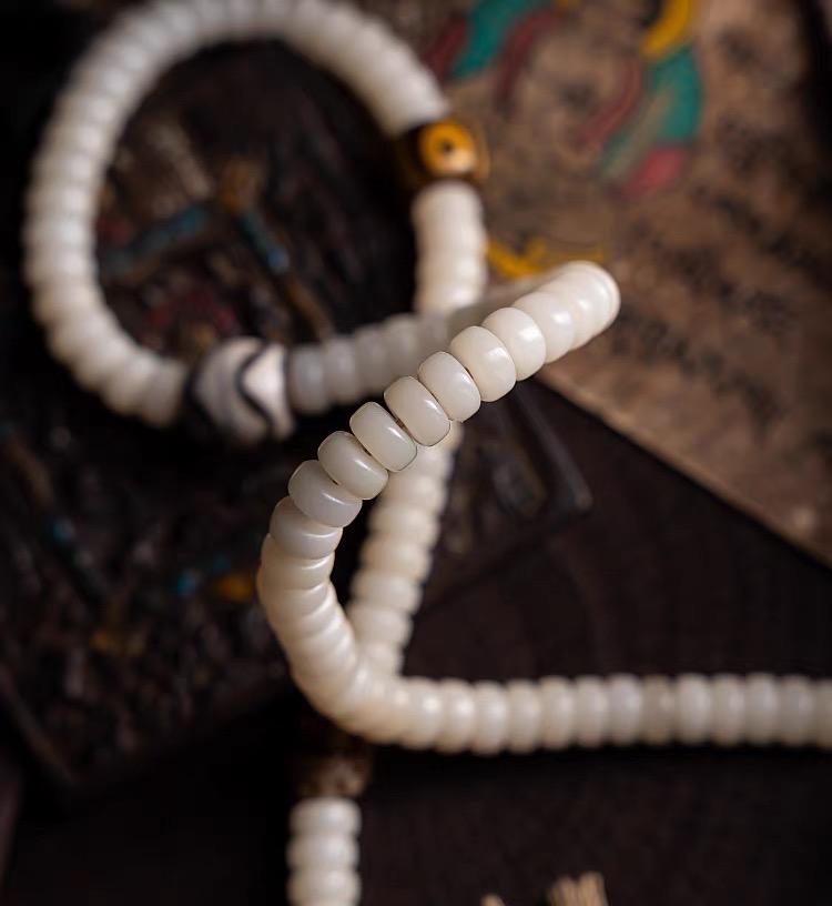 EverestArtStudios – 108 Bead Tibetan Prayer Bracelet – White Jade Bodhi Seed Mala
