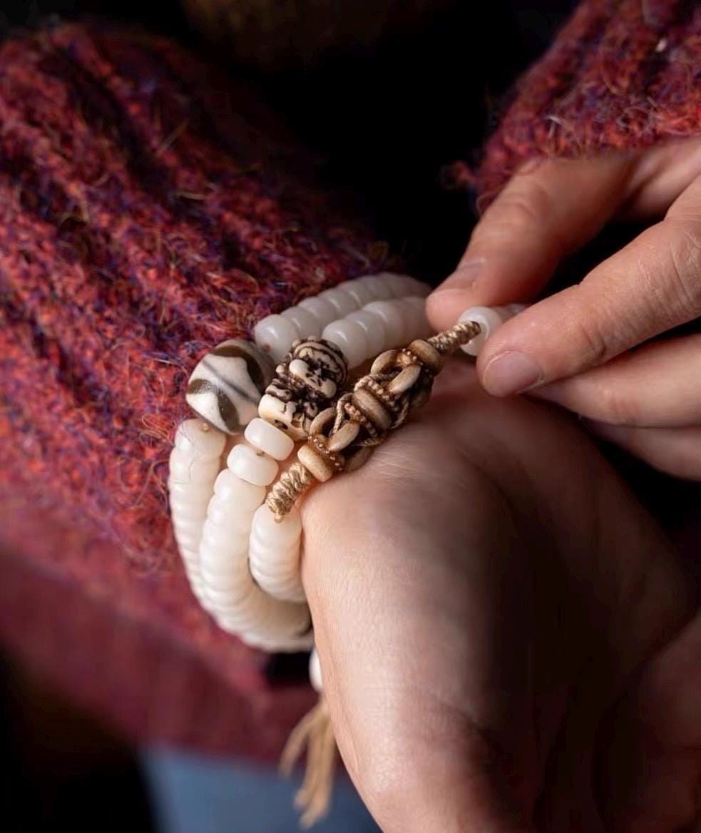 EverestArtStudios – 108 Bead Tibetan Prayer Bracelet – White Jade Bodhi Seed Mala