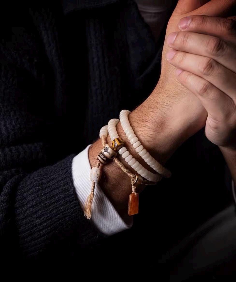 EverestArtStudios – 108 Bead Tibetan Prayer Bracelet – White Jade Bodhi Seed Mala