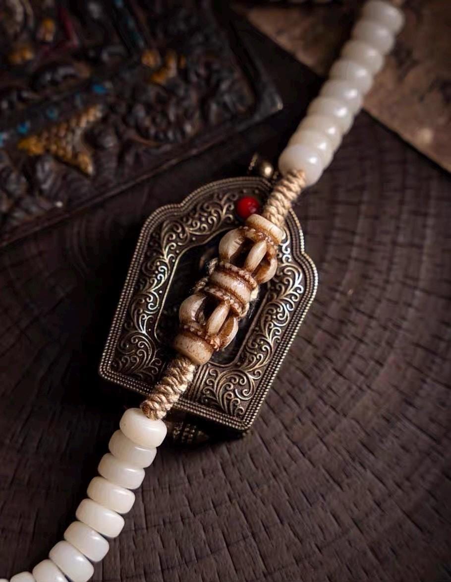 EverestArtStudios – 108 Bead Tibetan Prayer Bracelet – White Jade Bodhi Seed Mala