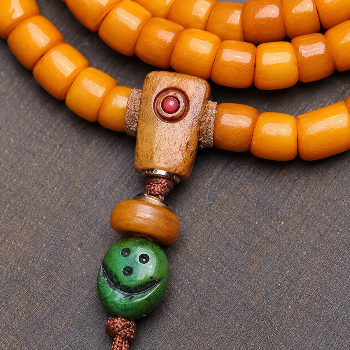 Mala de 108 cuentas de hueso de yak con Bodhi Vajra y hueso de camello