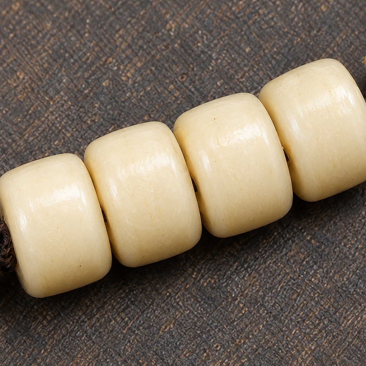 EverestArtstudios Kamelknochen-Mala, 108 Perlen, Goldfarbe