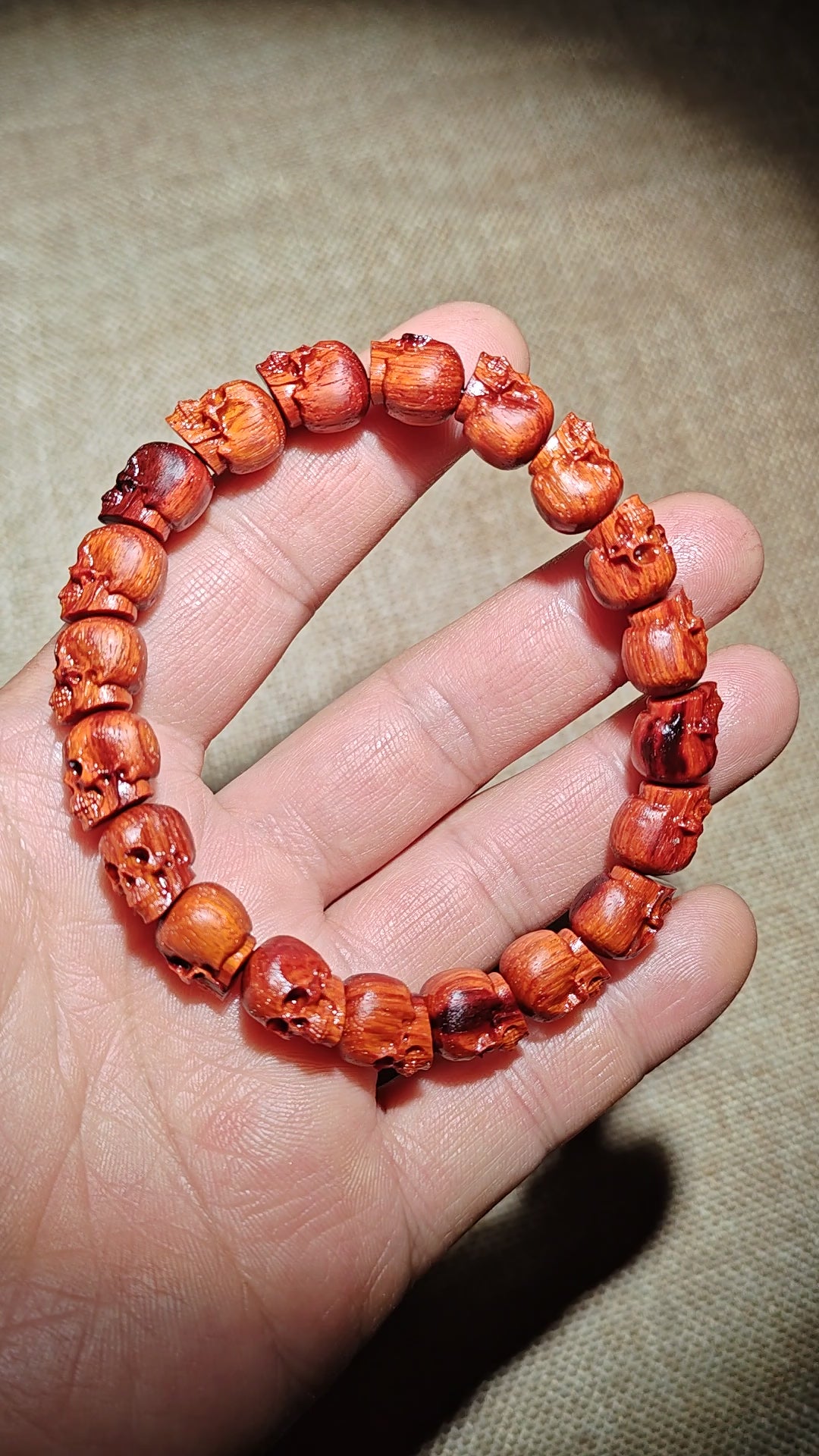 Charger la vidéo : Bracelet Mala à perles crâne en bois de santal rouge