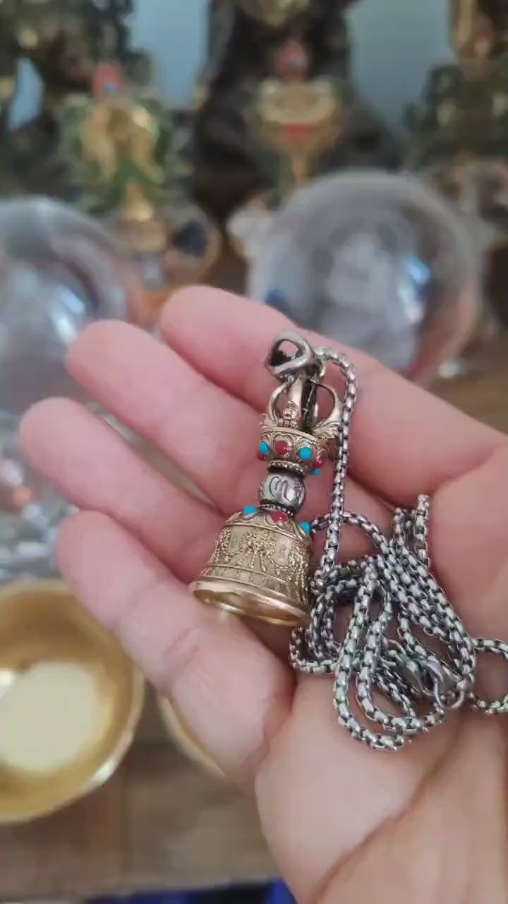 Cargar vídeo: Handcrafted Brass Vajra Bell Pendant: Nepalese Tibetan Amulet