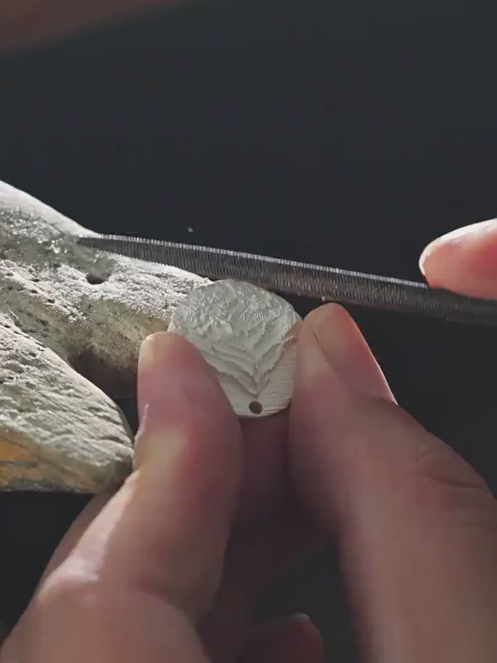 Cargar vídeo: EverestArtStudios Mount Kailash 999 Fine Silver Pendant Necklace, Sacred Mountain, Waxed Cord or S925 Chain